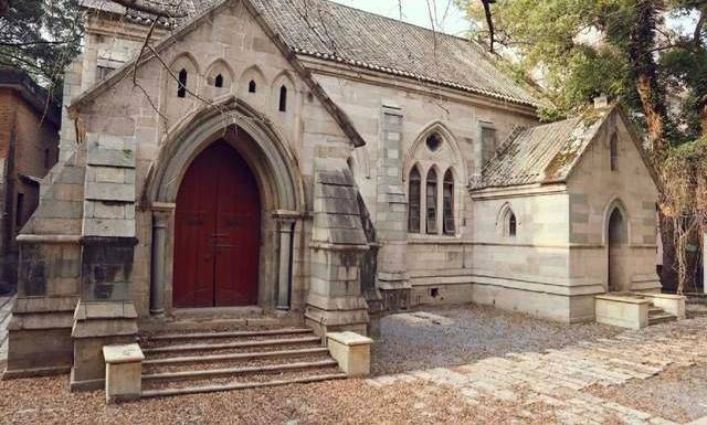 福州为外国人建造的石厝教堂，门口有300年古树